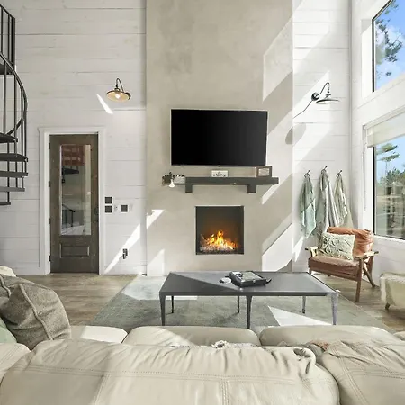 New Hgtv Cabin: Hot Tub Bbq Firepit Sleeps 10